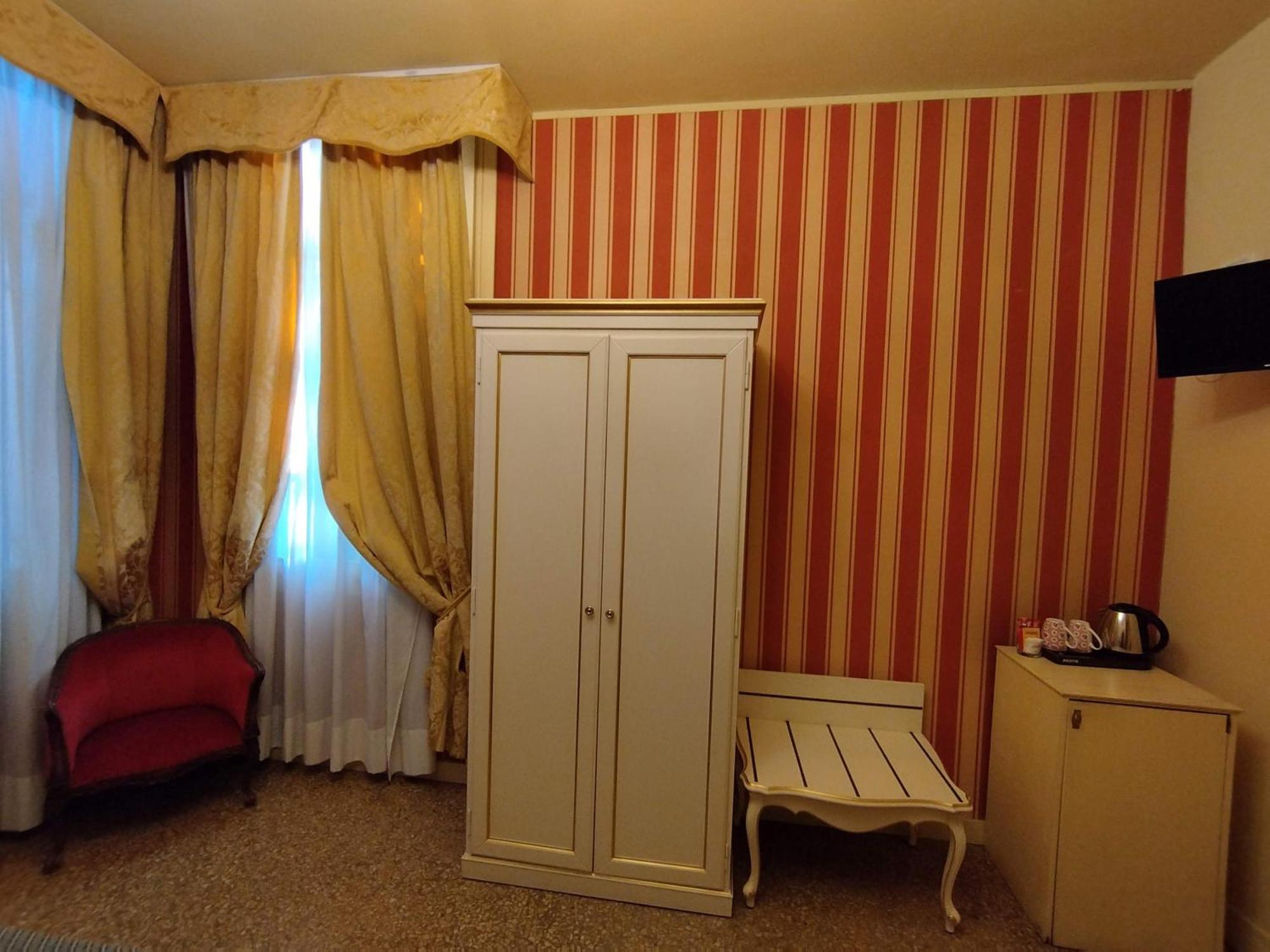 King Room with Bath Tub - Mobility/Hearing Access