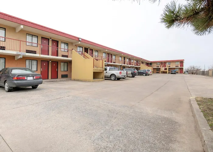 Hotel near College: Oyo Hotel Tulsa International Airport